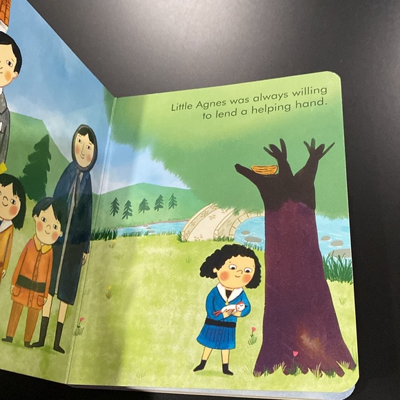 Little People, Big Dreams: My First Mother Teresa - Children’s Board Book - Picture 4 of 7